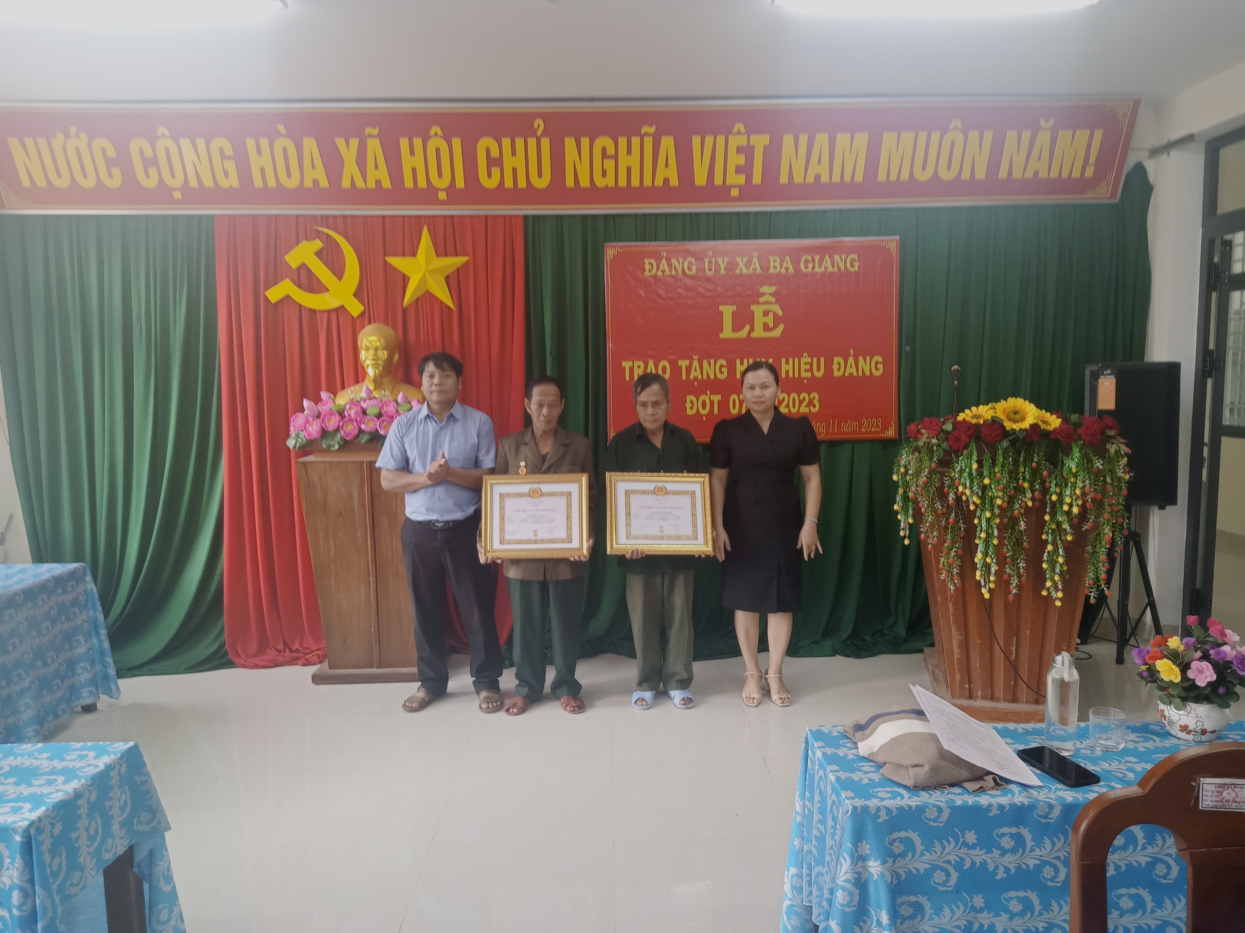 Đảng bộ xã Ba Giang tổ chức Lễ trao tặng huy hiệu 40 năm tuổi Đảng.